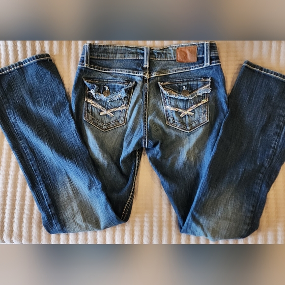 BKE Kate bootcut, low rise jean size 27x31 1/2 - Picture 3 of 6